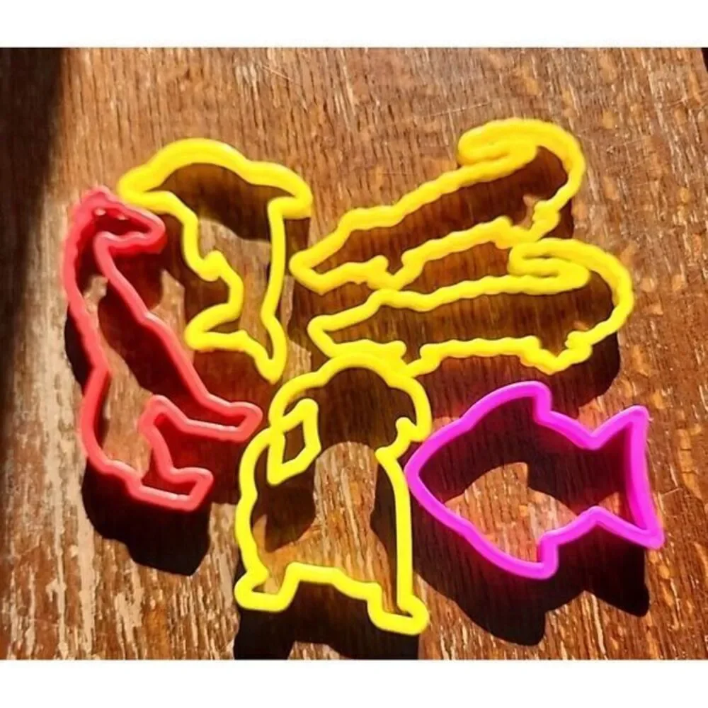 Wilton Animal Cookie Cutters 6 plastic Giraffe, Dog, Fish,‎ Alligator, Dolphin